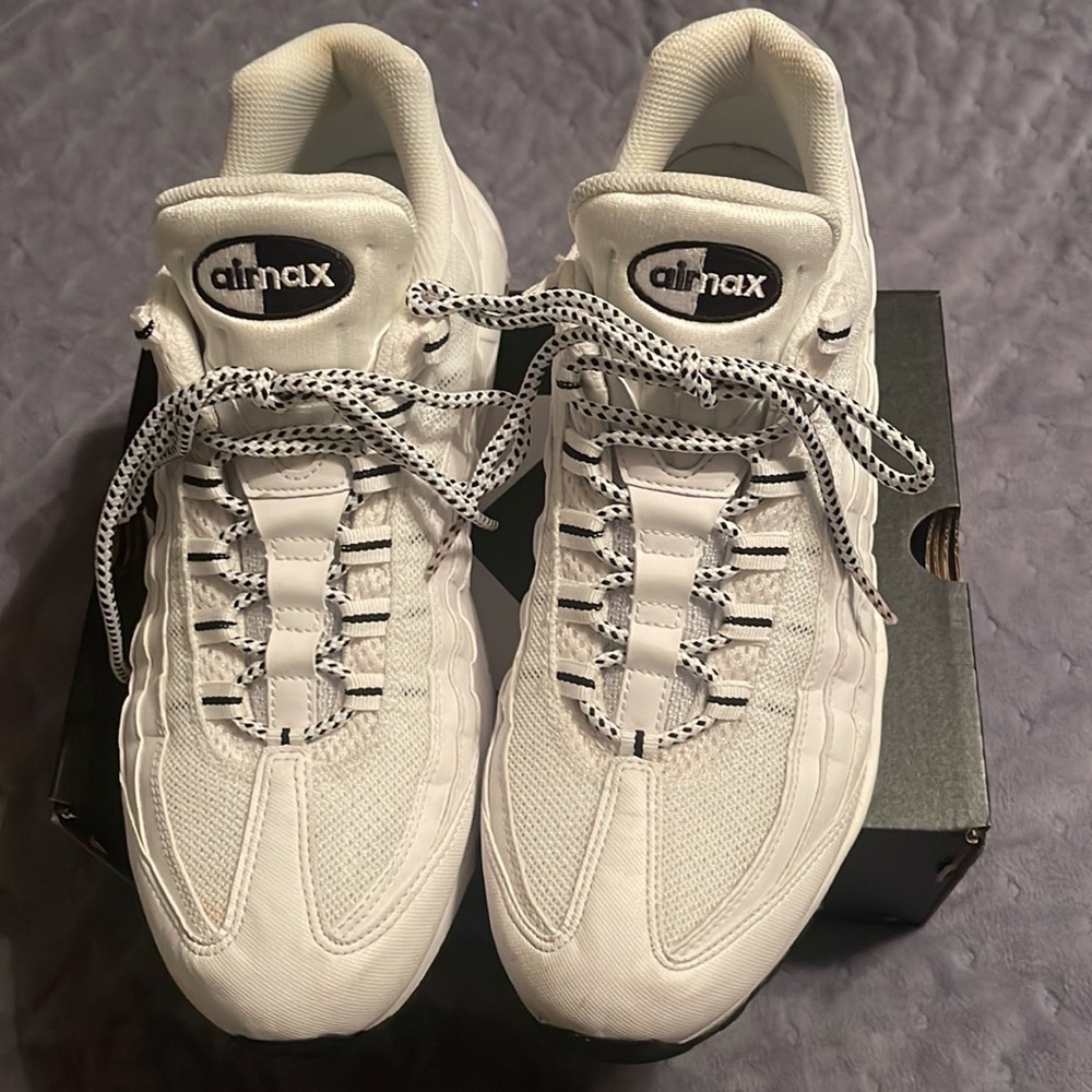 Air max white and black Nike size11